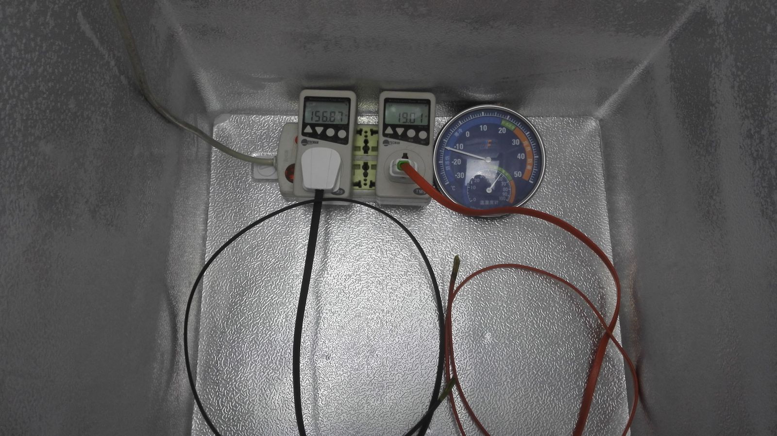 太陽能專用電熱帶和傳統(tǒng)的太陽能電伴熱帶實(shí)驗(yàn)對比圖