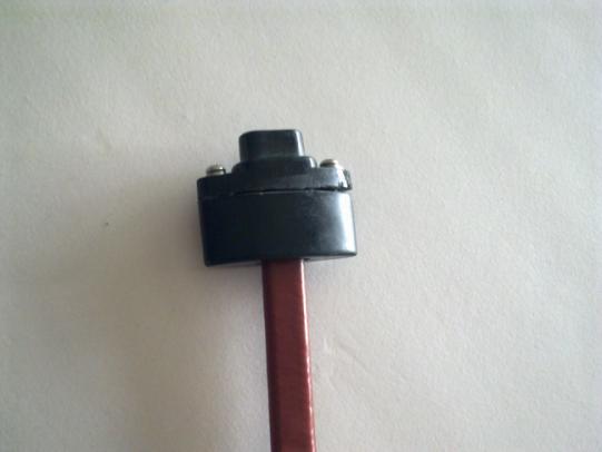 將處理好的尾部插入尾端內(nèi)(尾端處的兩根線芯切勿對接)